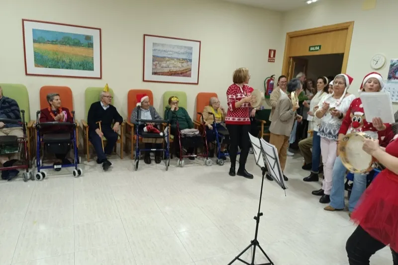 La residencia Santa Ana celebraba con bailes y villancicos la navidad