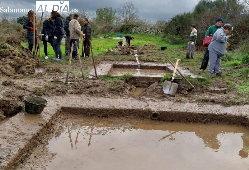 Los voluntarios han hecho un gran trabajo para dejar al descubierto la fuente, los lavaderos y un chozo