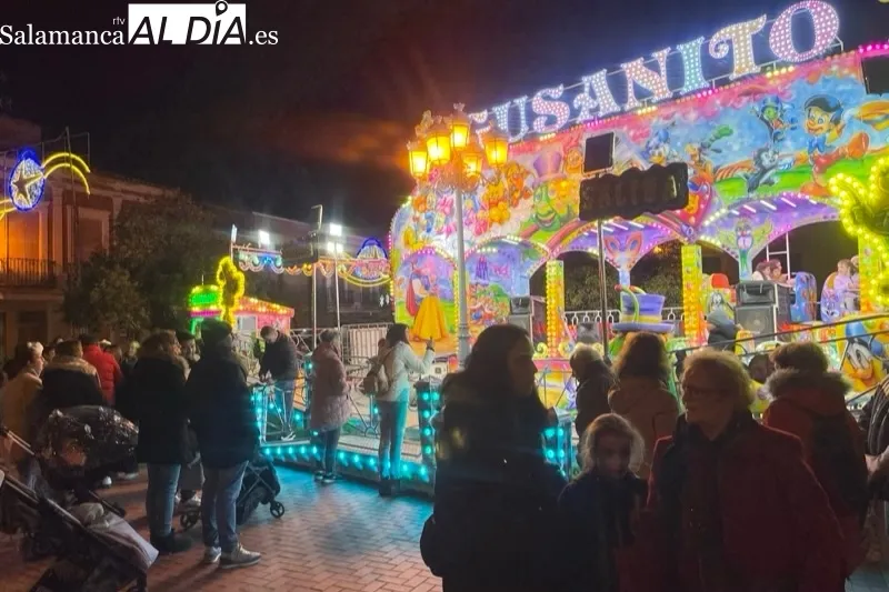 El grupo Ganchilleras en Acción visitaba el gran árbol de navidad que han tejido