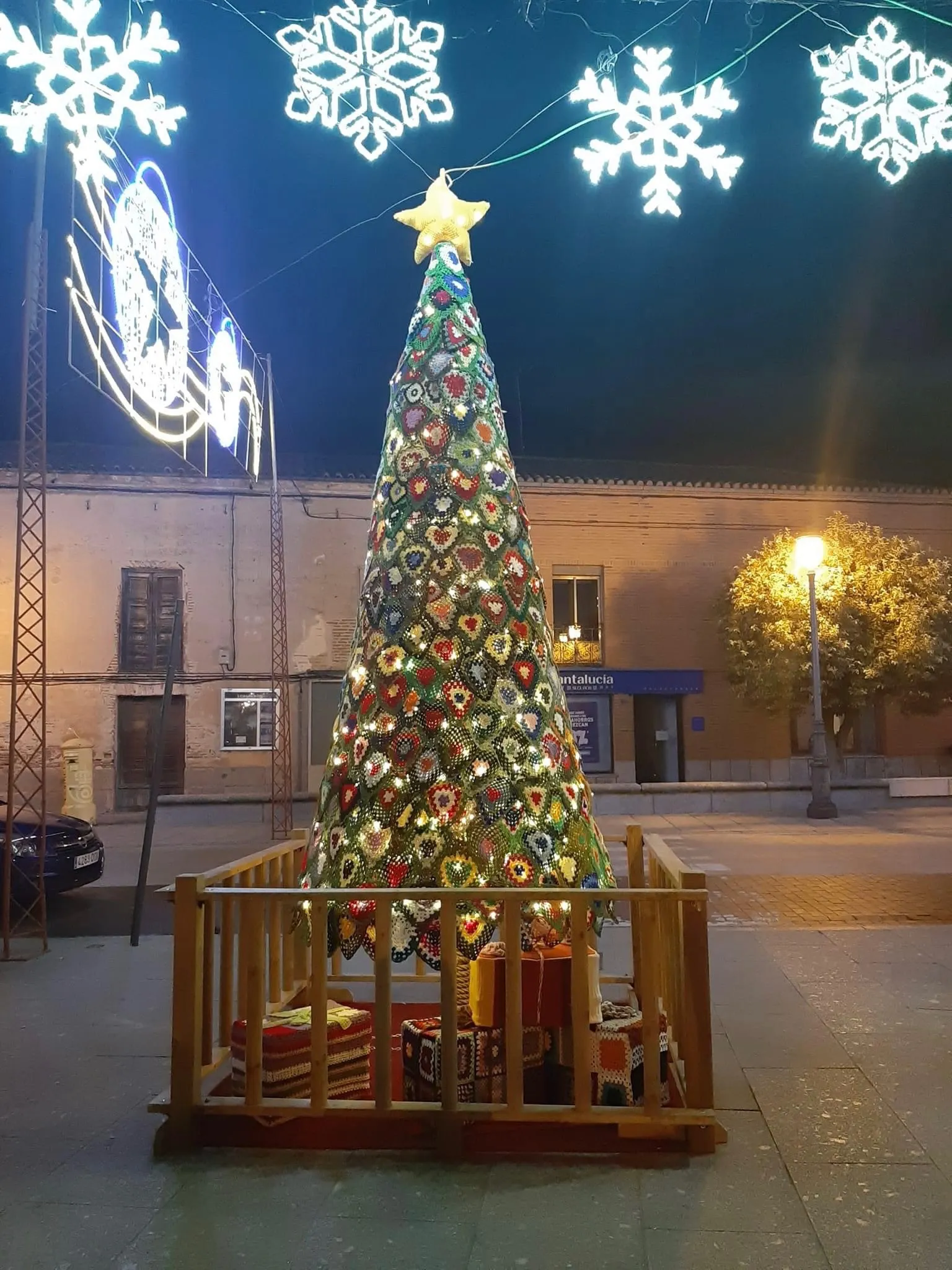 Foto 2 - A la caza del ladr&oacute;n de uno de los regalos de ganchillo que adornan el gran &aacute;rbol navide&ntilde;o de las 'Ganchilleras en Acci&oacute;n'