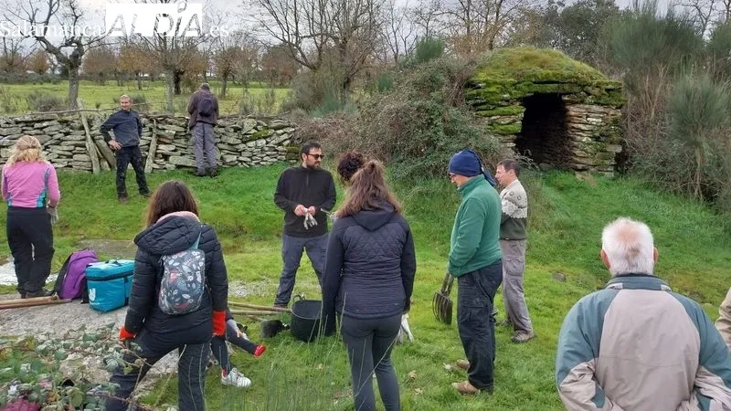 Los voluntarios han hecho un gran trabajo para dejar al descubierto la fuente, los lavaderos y un chozo