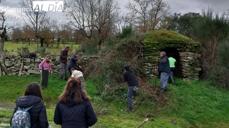 Los voluntarios han hecho un gran trabajo para dejar al descubierto la fuente, los lavaderos y un chozo