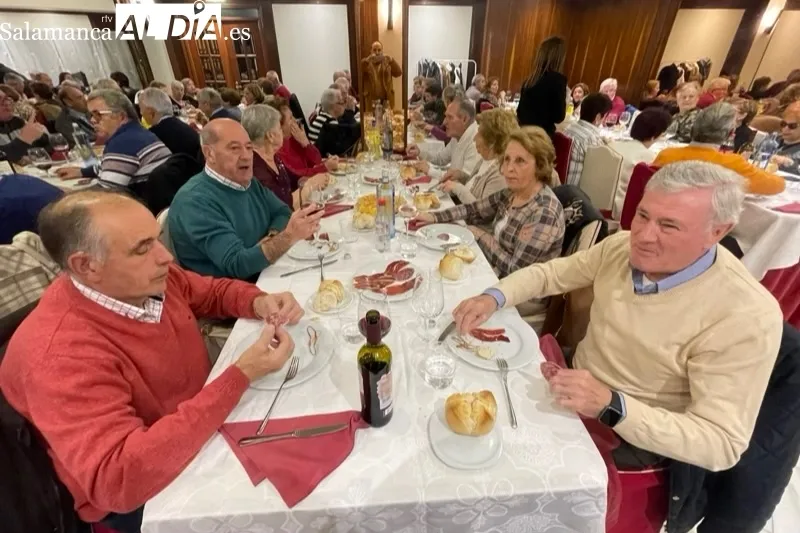 La asociación de mayores San Miguel celebraba este viernes su merienda navideña