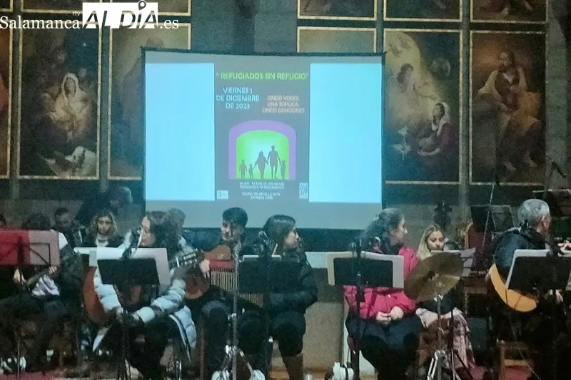 La iglesia parroquial San Miguel Arcángel acogía el musical ‘Refugiados sin refugio’ 