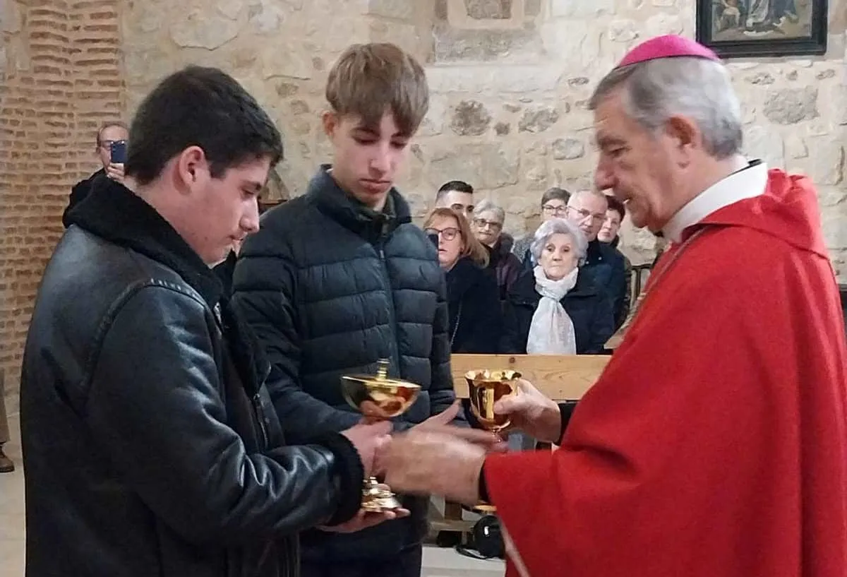 Foto 4 - El Obispo confirma a dos j&oacute;venes en Mart&iacute;n de Yeltes