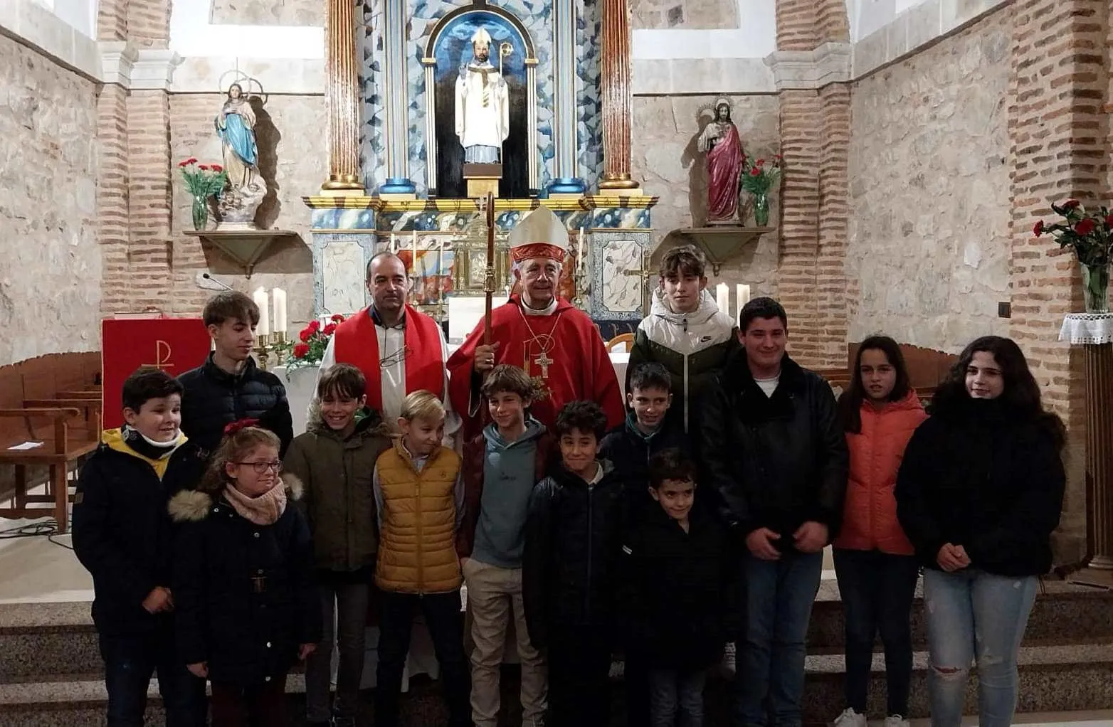 Foto 3 - El Obispo confirma a dos j&oacute;venes en Mart&iacute;n de Yeltes