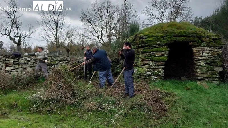 Los voluntarios han hecho un gran trabajo para dejar al descubierto la fuente, los lavaderos y un chozo