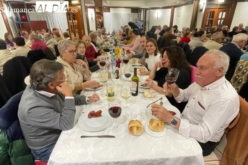 La asociación de mayores San Miguel celebraba este viernes su merienda navideña