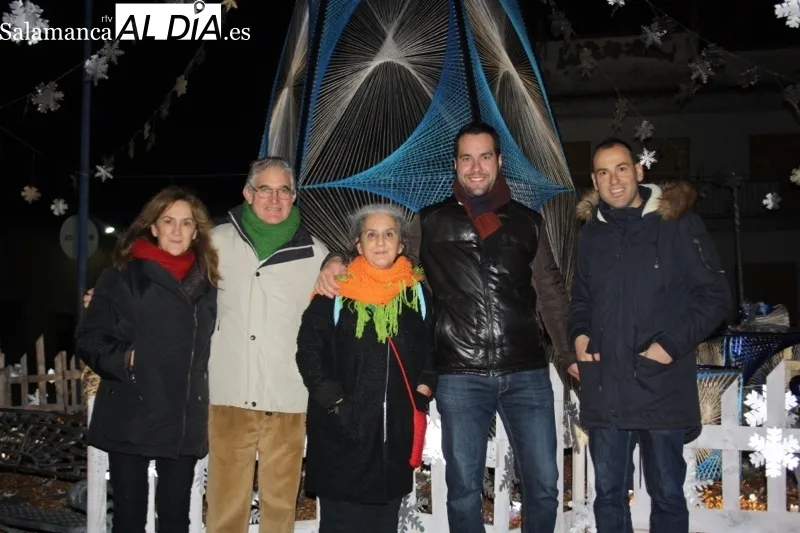 Foto 6 - Villoruela ilumina la Navidad con la esperada inauguraci&oacute;n de su gran &aacute;rbol reciclado