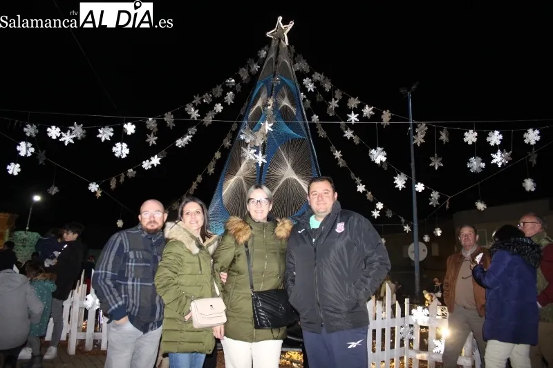 Villoruela inauguraba este domingo su gran árbol de navidad r