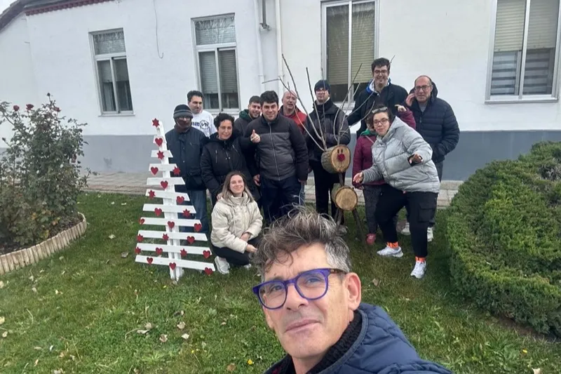 El grupo Acomunidad instala decoración navideña en diferentes puntos de la ciudad