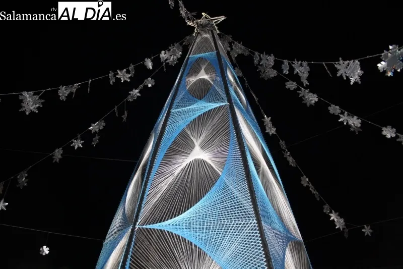 Foto 3 - Villoruela ilumina la Navidad con la esperada inauguraci&oacute;n de su gran &aacute;rbol reciclado