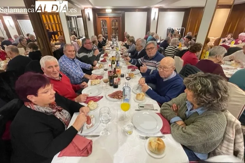 La asociación de mayores San Miguel celebraba este viernes su merienda navideña