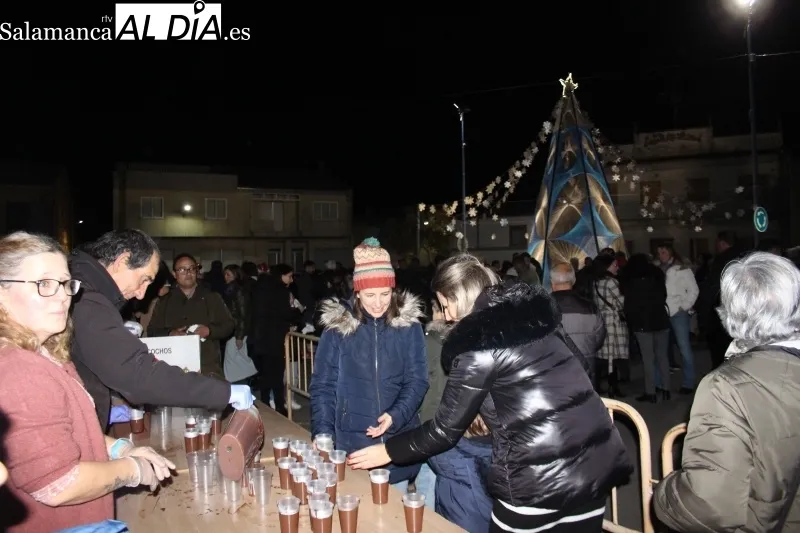 Villoruela inauguraba este domingo su gran árbol de navidad r