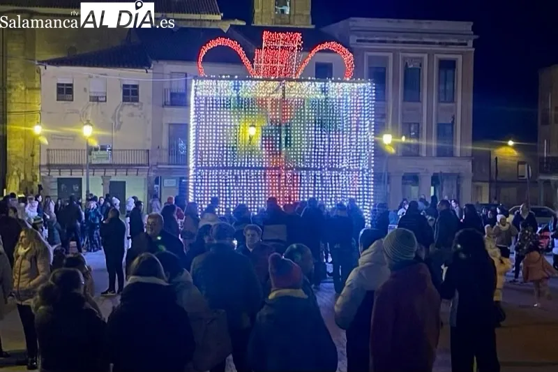 Peñaranda inauguraba este sábado la iluminación de la Navidad junto a la gran caja mágica de la Plaza de la Constitución