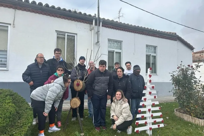 El grupo Acomunidad instala decoración navideña en diferentes puntos de la ciudad