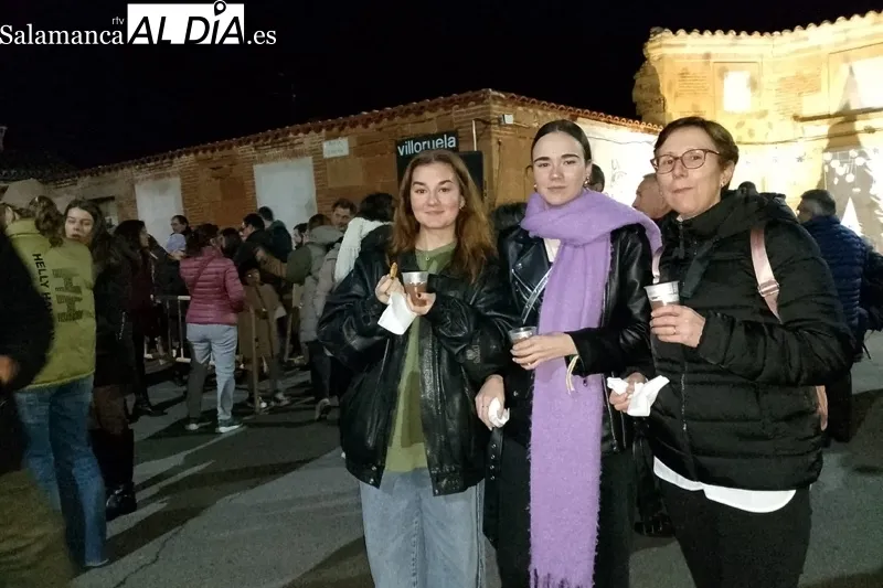 Villoruela inauguraba este domingo su gran árbol de navidad r