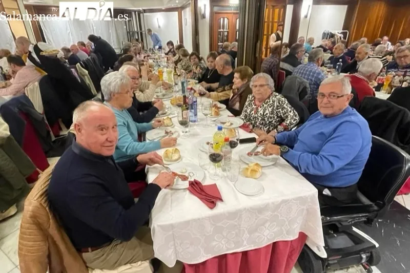 La asociación de mayores San Miguel celebraba este viernes su merienda navideña