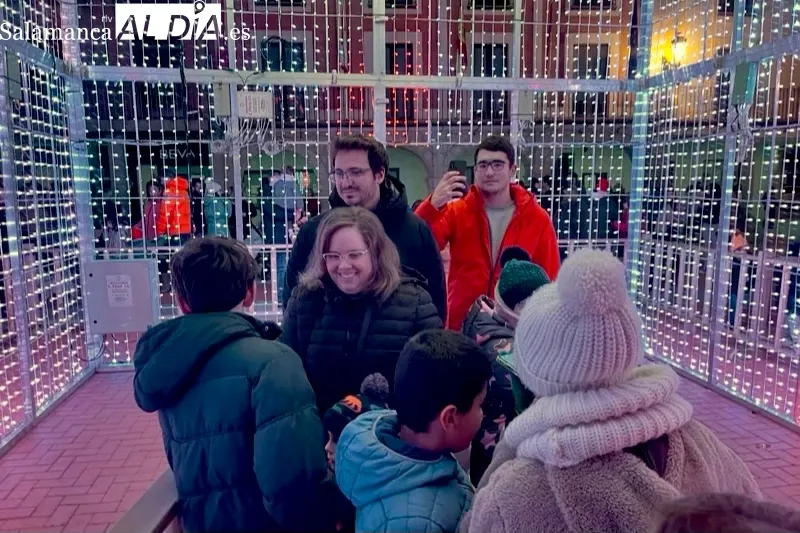 Peñaranda inauguraba este sábado la iluminación de la Navidad junto a la gran caja mágica de la Plaza de la Constitución