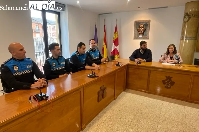 El Ayuntamiento ha reconocido la actuación de la Policía Local para salvar la vida a un hombre el 7 de diciembre