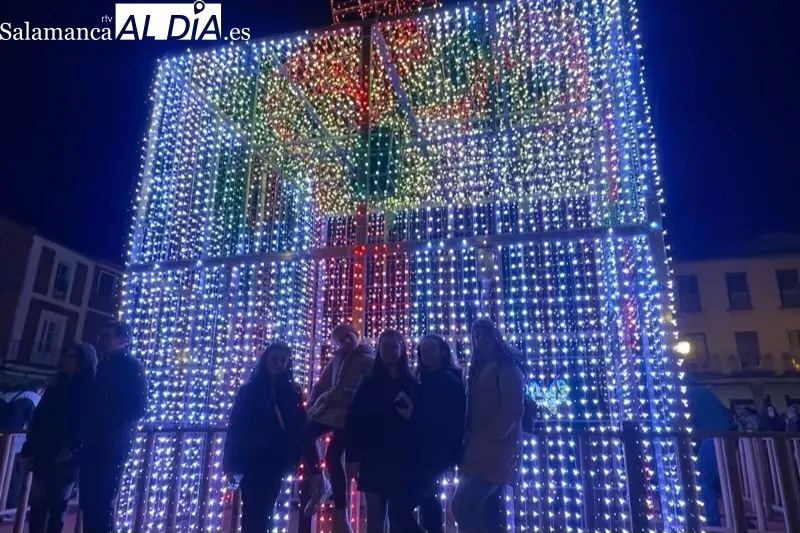 Peñaranda inauguraba este sábado la iluminación de la Navidad junto a la gran caja mágica de la Plaza de la Constitución
