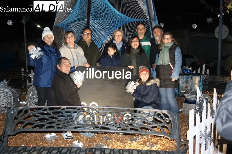 Foto 4 - Villoruela ilumina la Navidad con la esperada inauguraci&oacute;n de su gran &aacute;rbol reciclado