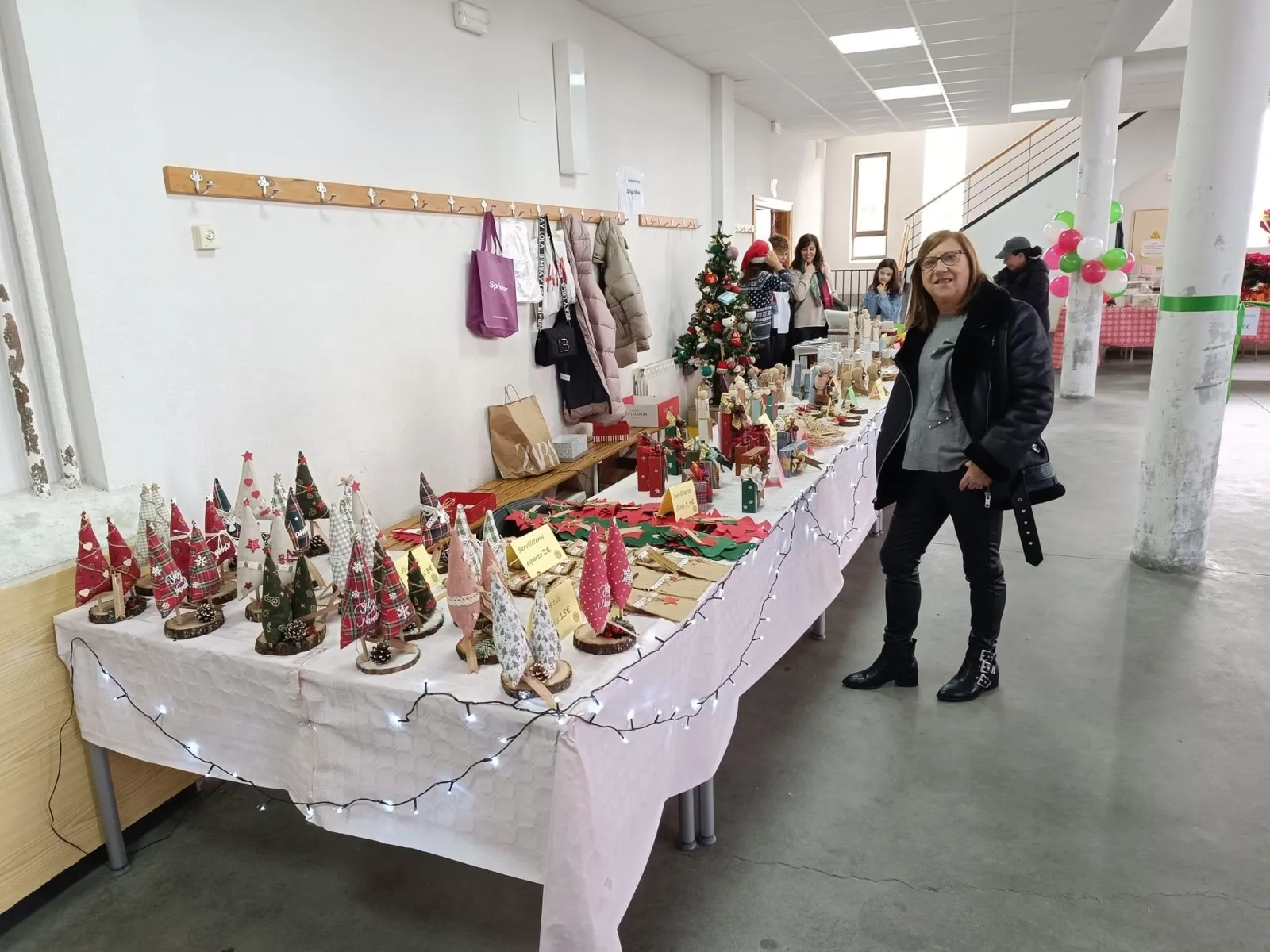 Foto 2 - Masiva respuesta vecinal al I Mercadillo navide&ntilde;o solidario de Villoria 