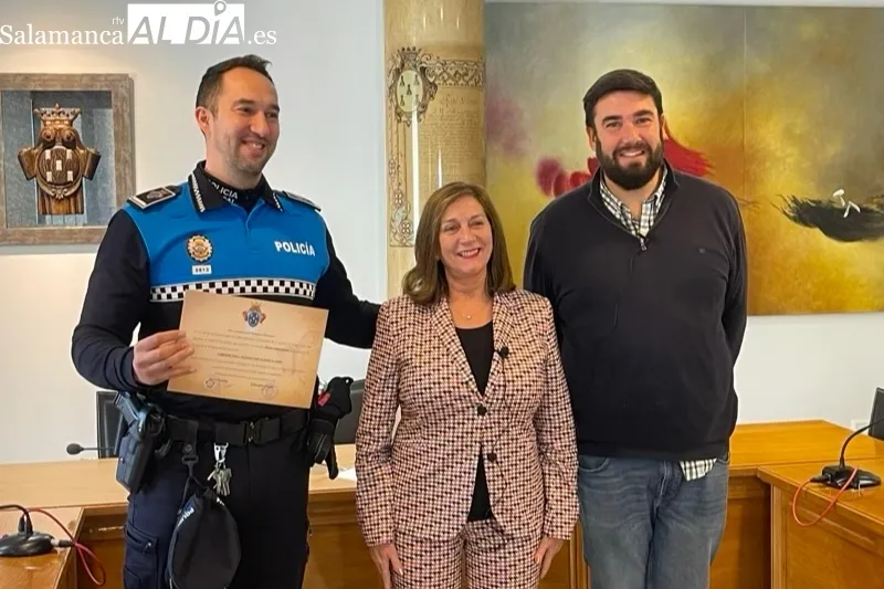 El Ayuntamiento ha reconocido la actuación de la Policía Local para salvar la vida a un hombre el 7 de diciembre