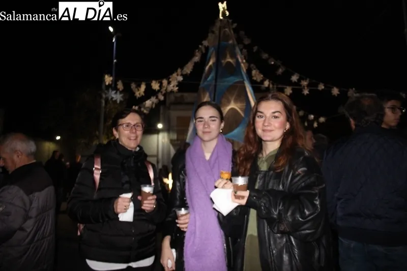 Villoruela inauguraba este domingo su gran árbol de navidad r