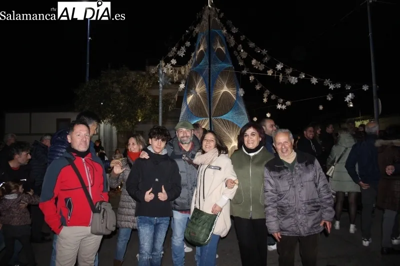 Villoruela inauguraba este domingo su gran árbol de navidad r