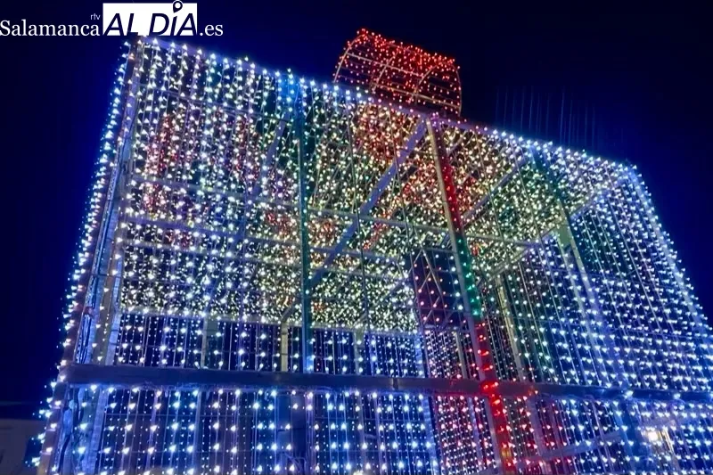 Peñaranda inauguraba este sábado la iluminación de la Navidad junto a la gran caja mágica de la Plaza de la Constitución