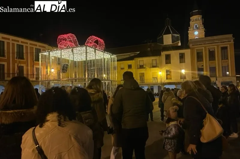 Peñaranda inauguraba este sábado la iluminación de la Navidad junto a la gran caja mágica de la Plaza de la Constitución