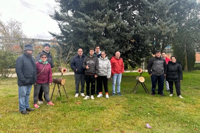 El grupo Acomunidad instala decoración navideña en diferentes puntos de la ciudad