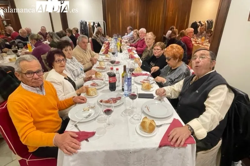 La asociación de mayores San Miguel celebraba este viernes su merienda navideña