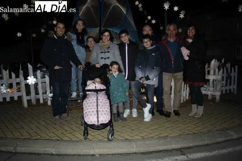 Foto 5 - Villoruela ilumina la Navidad con la esperada inauguraci&oacute;n de su gran &aacute;rbol reciclado