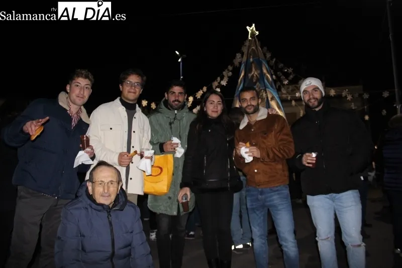 Villoruela inauguraba este domingo su gran árbol de navidad r