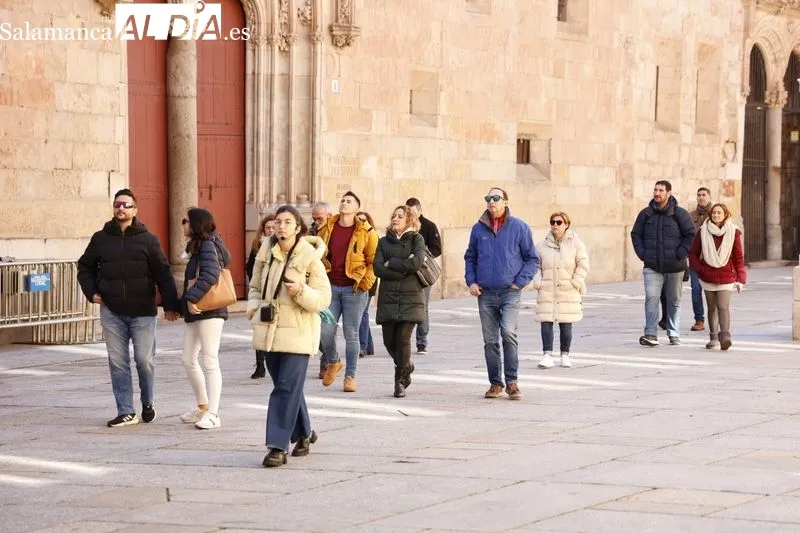 Imágenes de salmantinos y turistas paseando por el centro de la ciudad. Fotos: David Sañudo.