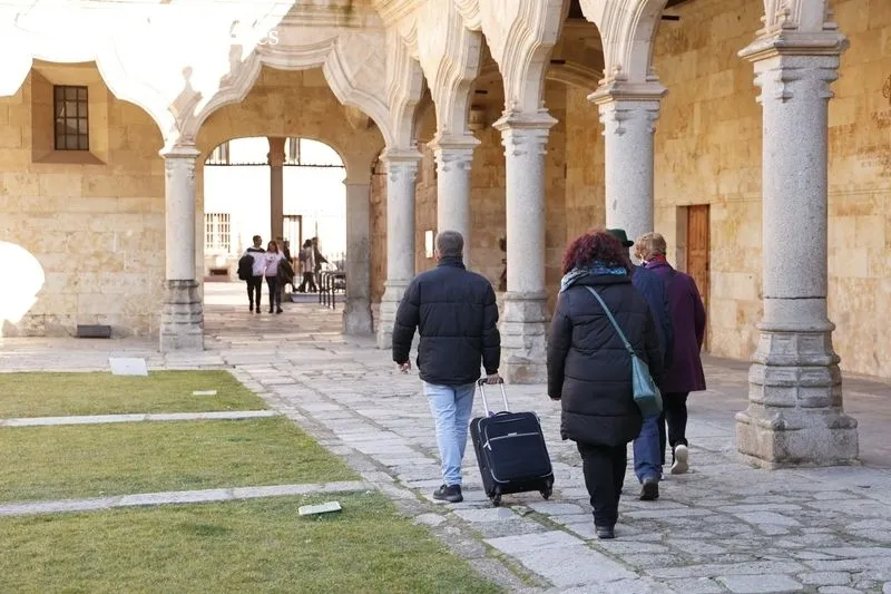 Imágenes de salmantinos y turistas paseando por el centro de la ciudad. Fotos: David Sañudo.