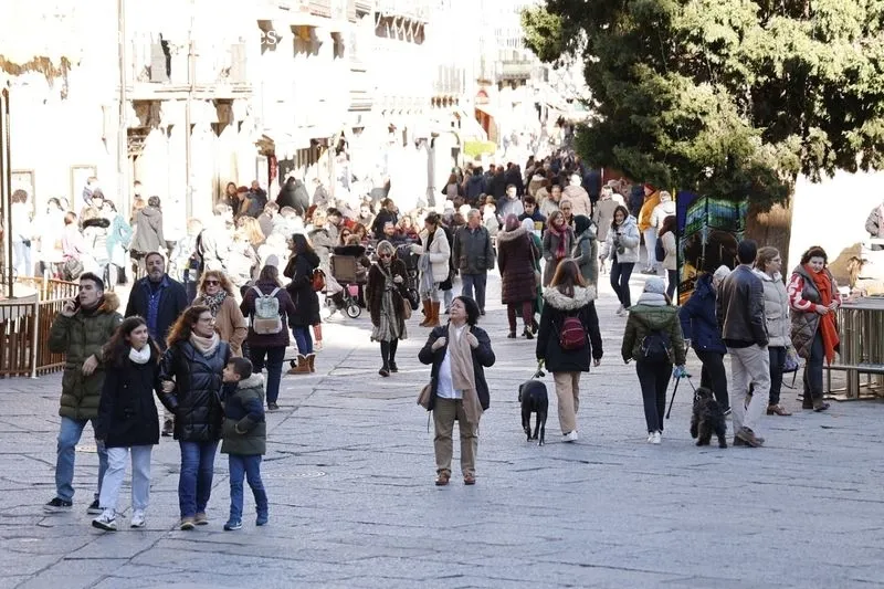 Imágenes de salmantinos y turistas paseando por el centro de la ciudad. Fotos: David Sañudo.