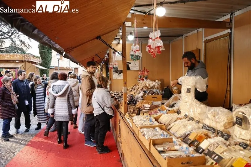 Imágenes de salmantinos y turistas paseando por el centro de la ciudad. Fotos: David Sañudo.
