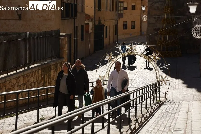 Imágenes de salmantinos y turistas paseando por el centro de la ciudad. Fotos: David Sañudo.