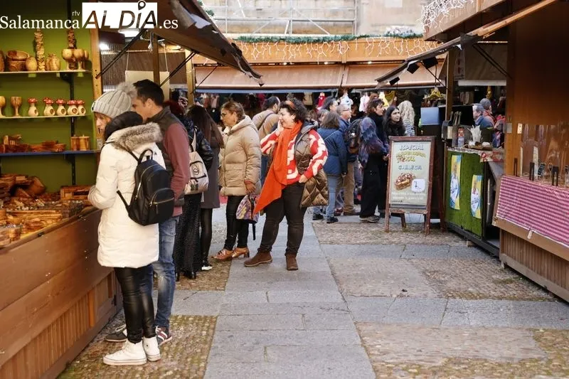 Imágenes de salmantinos y turistas paseando por el centro de la ciudad. Fotos: David Sañudo.