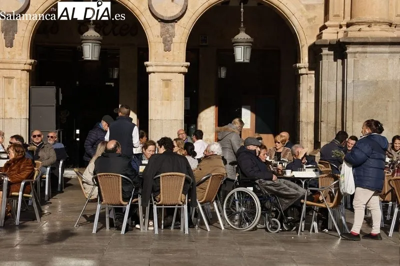 Imágenes de salmantinos y turistas paseando por el centro de la ciudad. Fotos: David Sañudo.