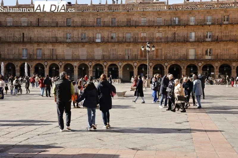 Imágenes de salmantinos y turistas paseando por el centro de la ciudad. Fotos: David Sañudo.