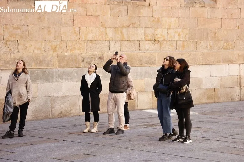 Imágenes de salmantinos y turistas paseando por el centro de la ciudad. Fotos: David Sañudo.