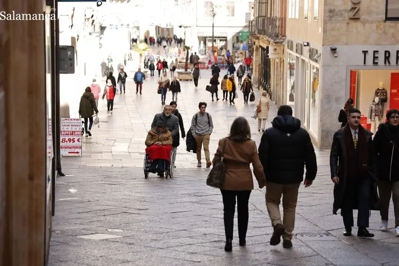 Imágenes de salmantinos y turistas paseando por el centro de la ciudad. Fotos: David Sañudo.