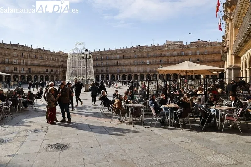 Imágenes de salmantinos y turistas paseando por el centro de la ciudad. Fotos: David Sañudo.