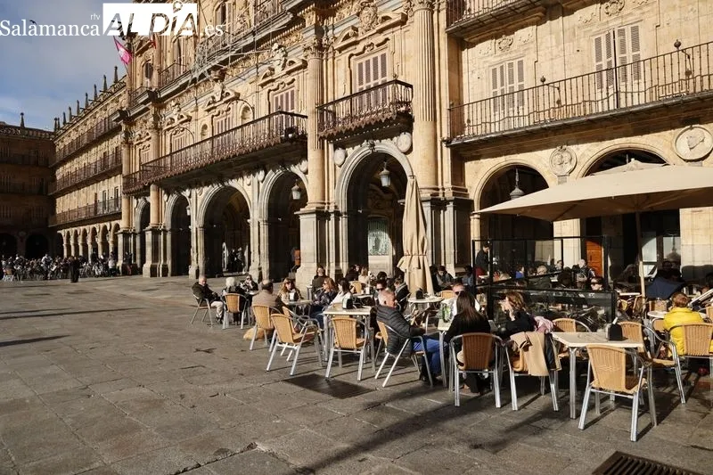 Imágenes de salmantinos y turistas paseando por el centro de la ciudad. Fotos: David Sañudo.