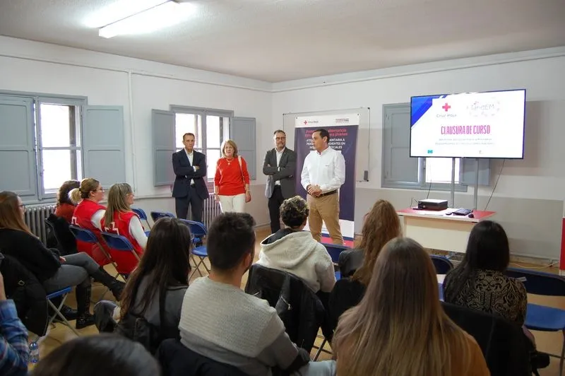 Un total de 15 personas jóvenes recibieron este jueves el certificado profesional para trabajar en centros y residencias