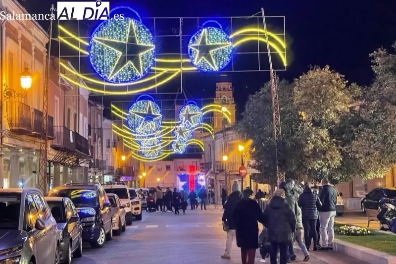 Peñaranda inauguraba este sábado la iluminación de la Navidad junto a la gran caja mágica de la Plaza de la Constitución